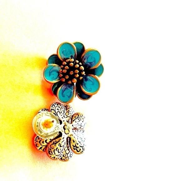 COPPER AND ENAMEL DAISY POST EARRINGS - Picture 3 of 5